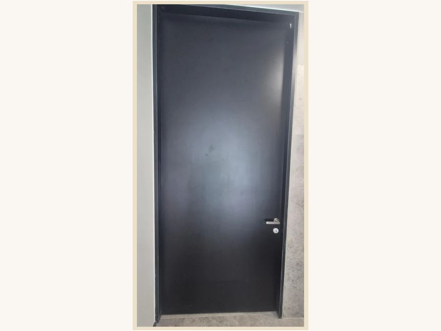 Puerta de abatir revestida en Lamitech negro (Formica)