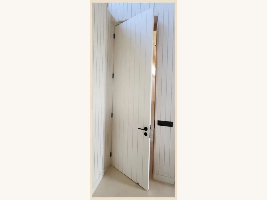 Puerta de abatir MDF desnudo para pintura con canterías verticales