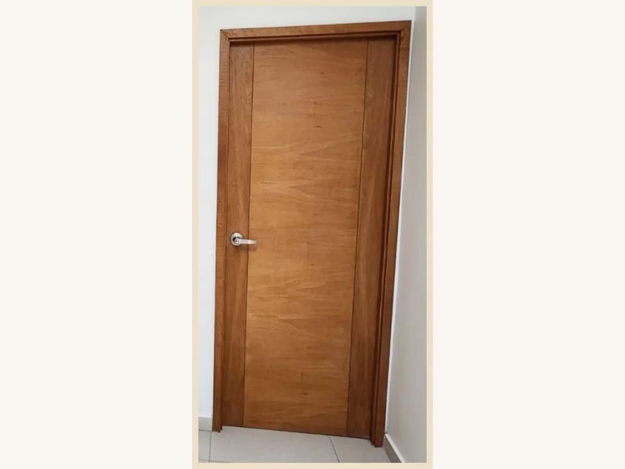 Puerta de abatir modelo Capri con 2 canterías verticales MDF enchapada en Mara