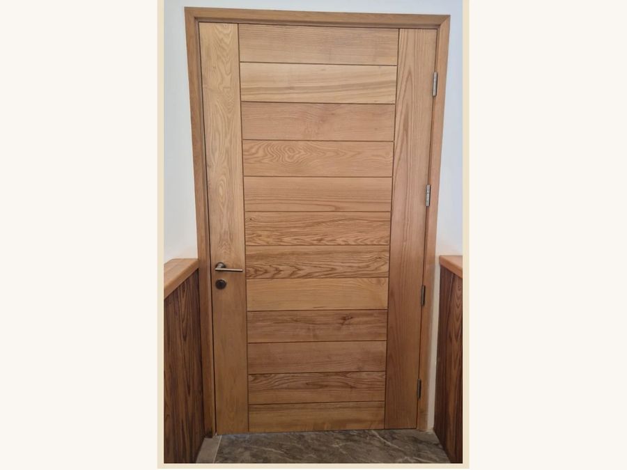 Puerta de acceso modelo Capri sólida en Roble Americano