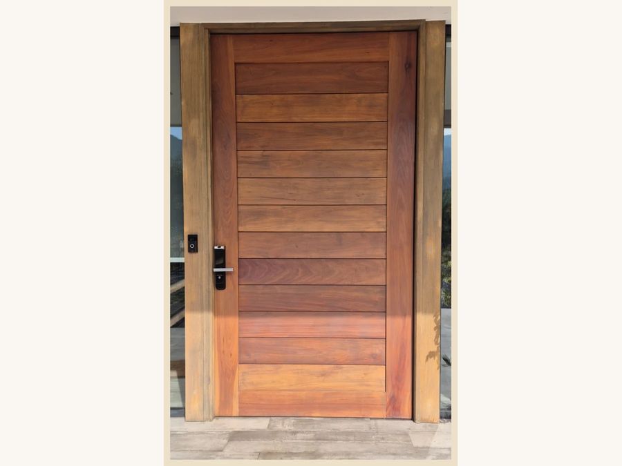 Puerta sólida en Mara con batientes, cabezal y peinazo en 3 pulgadas y tablero en 2 pulgadas