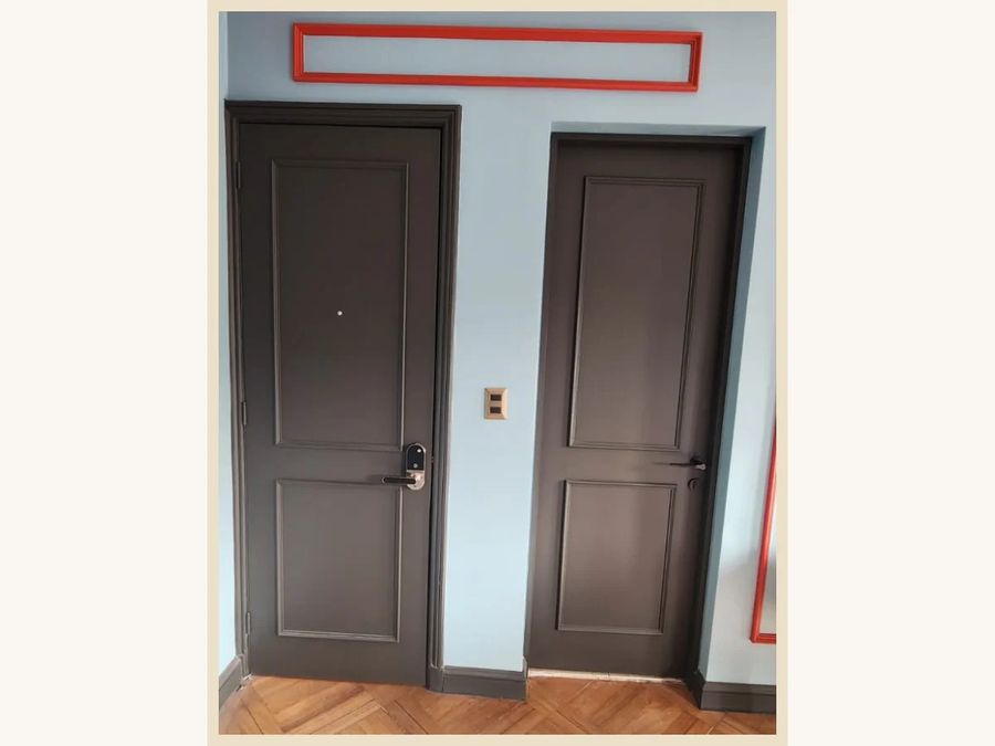 Puerta MDF desnudo para pintura con molduras sobrepuestas sólidas en Tepa y marcos sólidos en Pino Finger