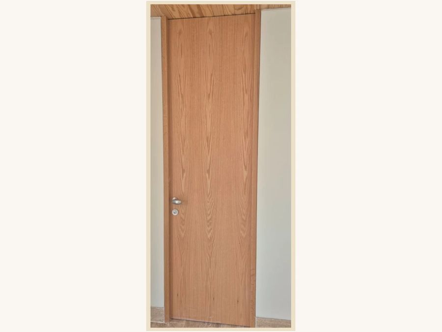 Puerta de piso a cielo MDF enchapada en Encina Roja vertical