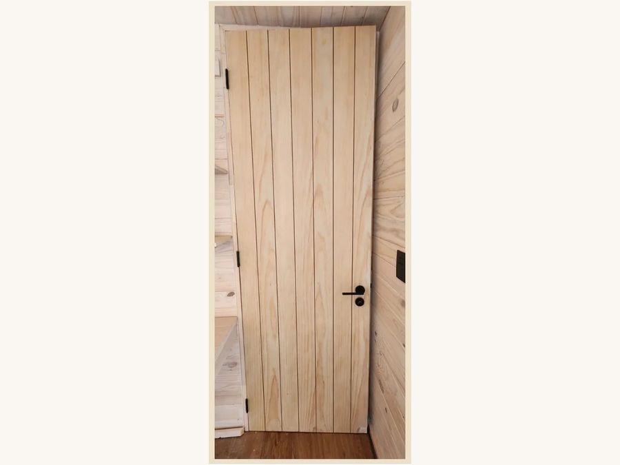 Puerta sólida en Pino Clear con canterías verticales