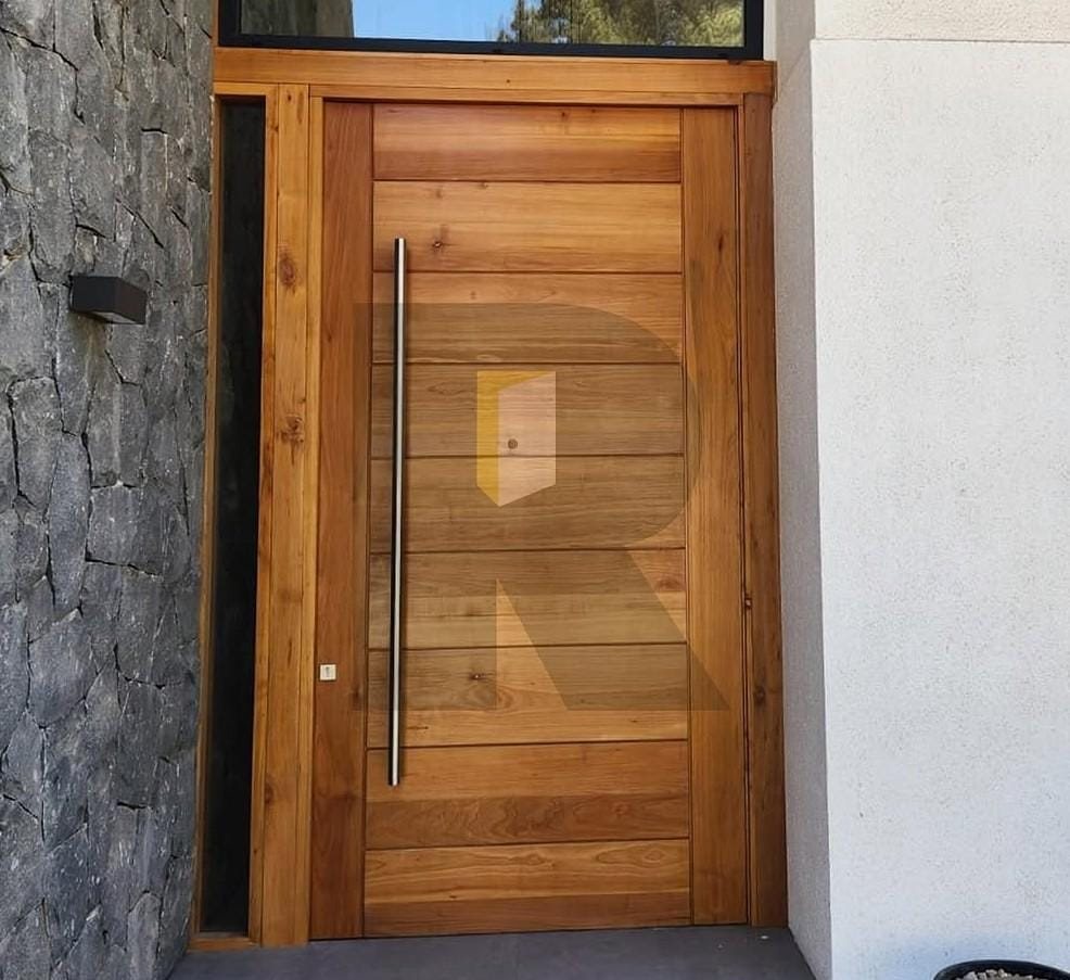 Puerta de acceso en raulí, vista exterior