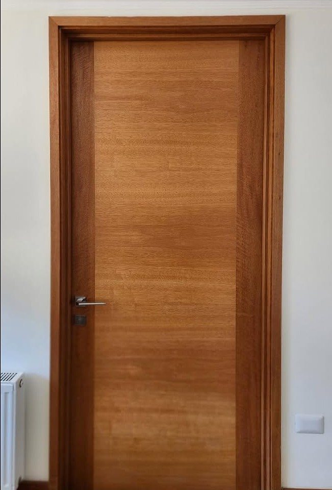 Puerta y marco de dormitorio enchapados en mara