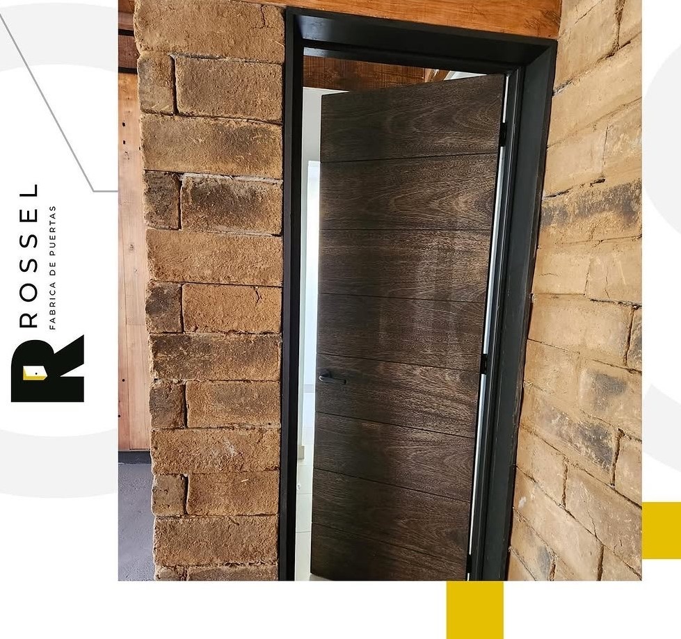 Puerta interior enchapada en roble boliviano con canterías